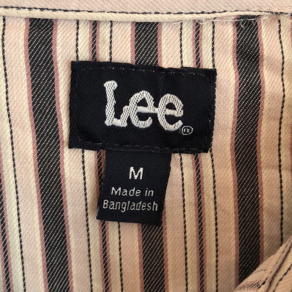 Lee button down blouse. Cute narrow cuffs. Feminine mini-pleats across back. - Picture 3 of 6